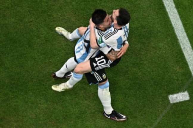 Enzo Fernández y Messi celebran el último gol de Argentina contra México (Manan Vatsiayana/AFP)
