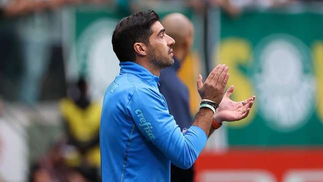 Abel Ferreira rasga elogios e afirma que jogador do Palmeiras se tornará treinador