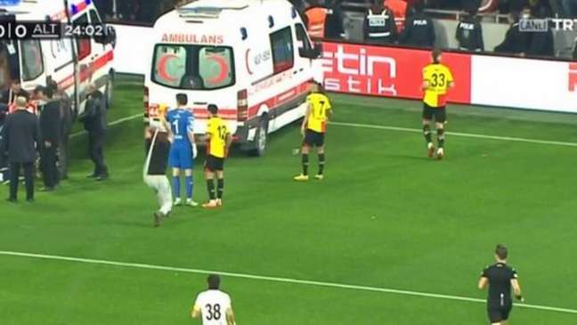 The man invades the pitch and attacks the goalkeeper in the Turkish league
