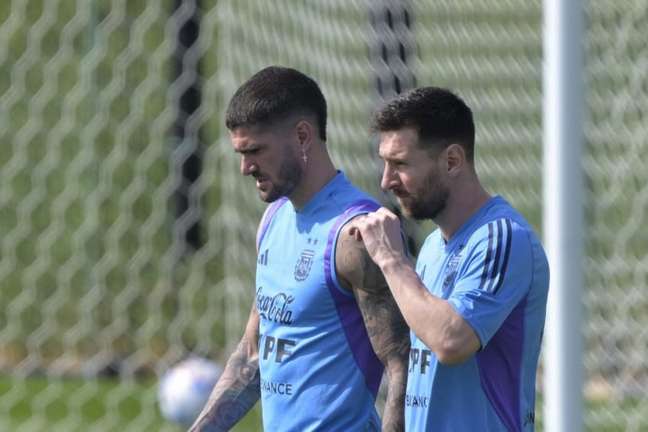 Messi (derecha) entrenó duro este lunes (Juan Mapromata/AFP)