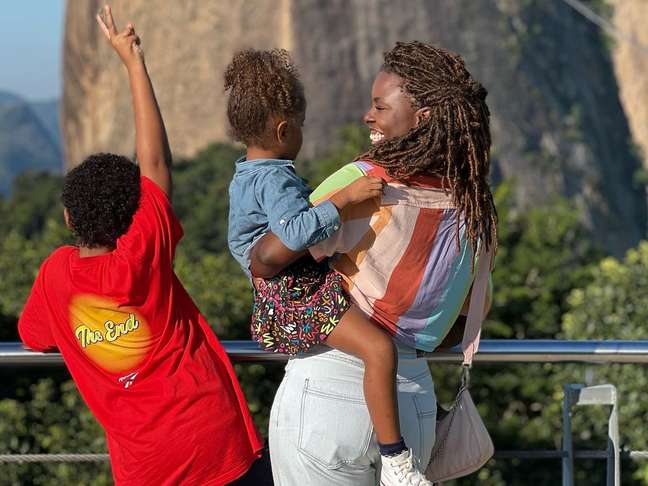 Gabi com os filhos, de 9 e 4 anos: ela falou sobre o processo de ado&ccedil;&atilde;o e a mudan&ccedil;a de vida com a maternidade