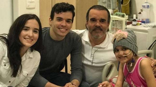 Anna Carolina, Pedro, Régis e Beatriz em hospital; família teve ao todo 11 diagnósticos de câncer
