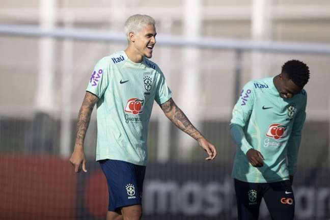 Jogador do Flamengo exalta Pedro e diz que atacante tem características parecidas com Romário