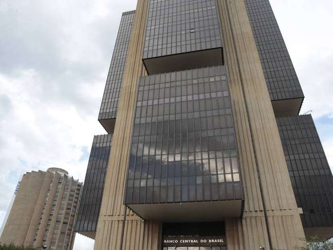 Banco Central elevou a Selic pela sexta vez seguida, para o maior nível do governo Bolsonaro. Banco Central elevou a Selic pela sexta vez seguida, para o maior nível do governo Bolsonaro.