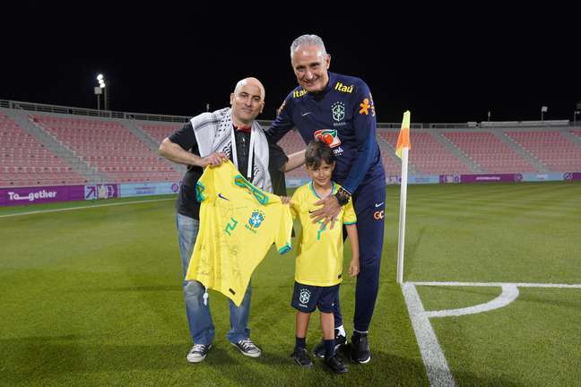 Tite meets fan who helped carry his grandson