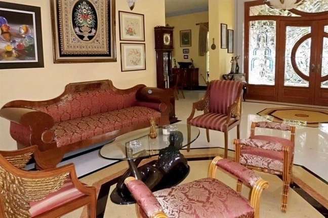 The living room at the entrance to the house has classic furniture and a beautiful pedestal clock. The living room at the entrance to the mansion has classic furniture and a beautiful pedestal clock.