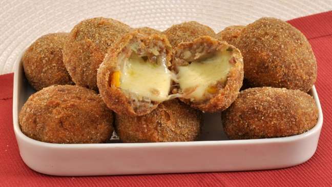 Delicious appetizer to share: prepare the minced meat and cheese croquette