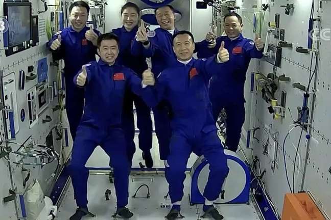 Shenzhou-14 and Shenzhou-15 mission crews (Image: Replay/CCTV) Shenzhou-14 and Shenzhou-15 mission crews (Image: Replay/CCTV)