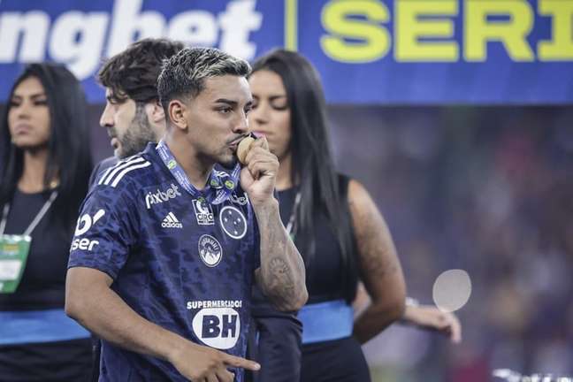 Rumo ao Corinthians, Matheus Bidu se despede do Cruzeiro: 'Muito obrigado'