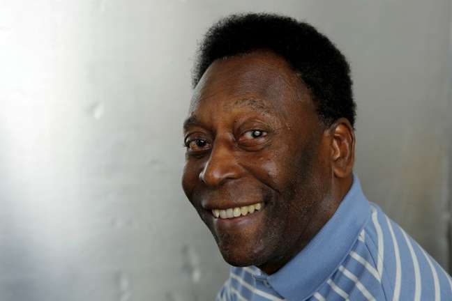 Pelé posa para una foto durante una entrevista en Nueva York 26/04/2016 REUTERS/Lucas Jackson