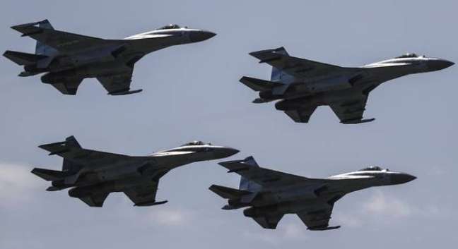Chinese and Russian jets invade the airspace of Japan and South Korea
