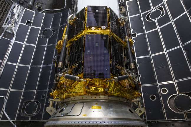 SpaceX ships take off to the moon tonight