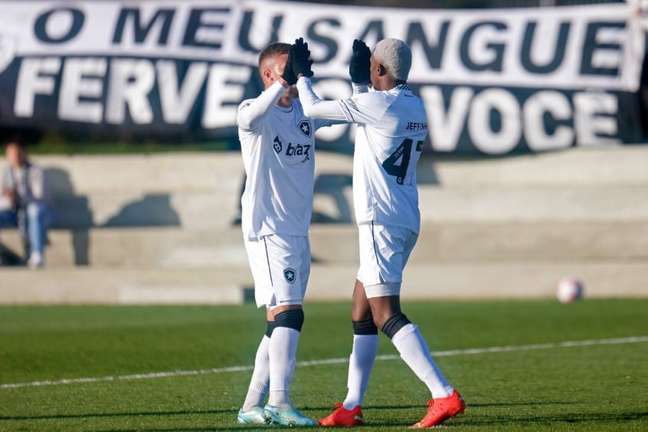 Jeffinho marca hat-trick pelo Botafogo na Europa, e torcedores não perdoam: Ultrapassou Gabigol