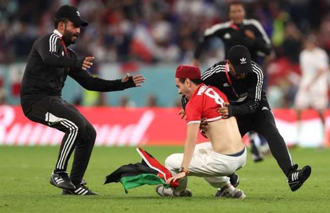 Man invaded pitch in Tunisia's victory over France (EFE/EPA/Tolga Bozoglu)