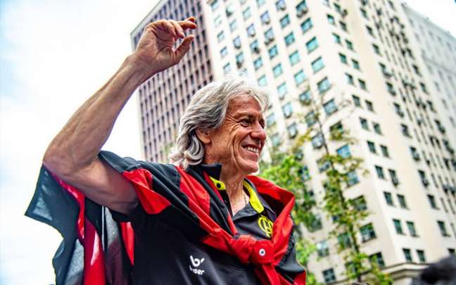 Jorge Jesus relembra prêmios pelo Flamengo e agita rubro-negros nas redes sociais