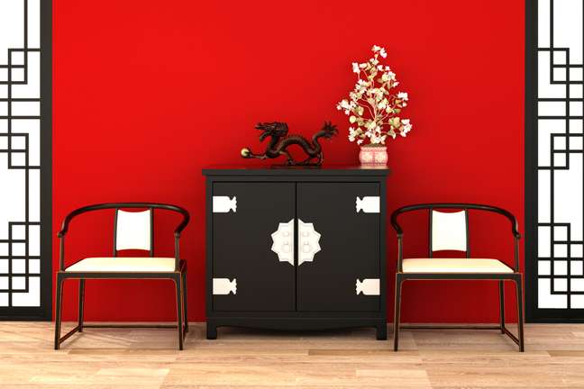 It is ideal that the decoration consists of low and functional furniture. 