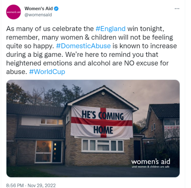 Post da organiza&ccedil;&atilde;o Women's Aid no Twitter: "Enquanto muitos de n&oacute;s comemoramos a vit&oacute;ria da #Inglaterra esta noite, lembre-se, muitas mulheres e crian&ccedil;as n&atilde;o se sentir&atilde;o t&atilde;o felizes. A viol&ecirc;ncia dom&eacute;stica aumenta durante um grande jogo. Estamos aqui para lembr&aacute;-lo de que emo&ccedil;&otilde;es intensas e &aacute;lcool N&Atilde;O s&atilde;o desculpa para abuso"