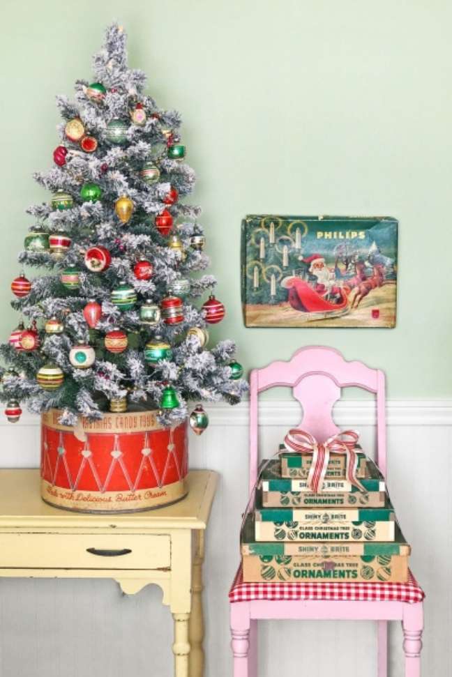 A vintage candy box might be just what your tree needs to look amazing. A vintage candy box might be just what your tree needs to look amazing.