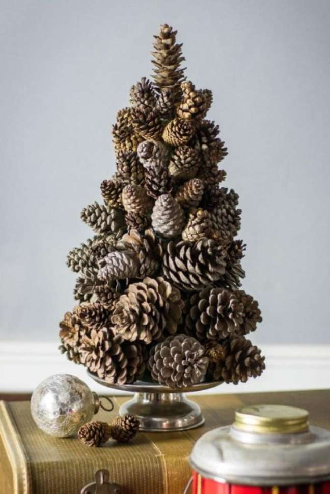To assemble this tree, you just need some dry pine cones and glue. To assemble this tree, you just need some dry pine cones and glue.