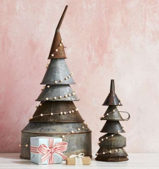 Use old funnels of different sizes and stack them to make this super rustic Christmas tree! Use old funnels of different sizes and stack them to make this super rustic Christmas tree!