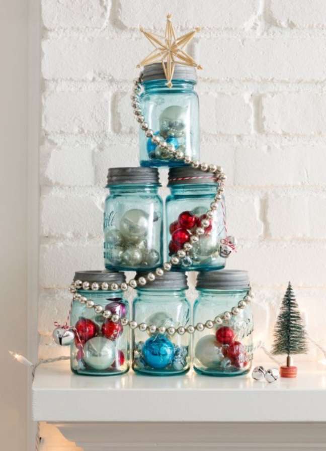This is a great idea to place above the fireplace or on open shelving in the kitchen. Fill half a dozen jars with ornaments, ornaments, greenery, and other Christmas accessories. Stack the pots in a pyramid (like a pine tree). Then wrap them in a glittery garland and top them off with a star! There is a different and fun tree. This is a great idea to place above the fireplace or on open shelving in the kitchen. Fill half a dozen jars with ornaments, ornaments, greenery, and other Christmas accessories. Stack the pots in a pyramid (like a pine tree). Then wrap them in a sparkling garland and top them off with a star! There is a different and fun tree.
