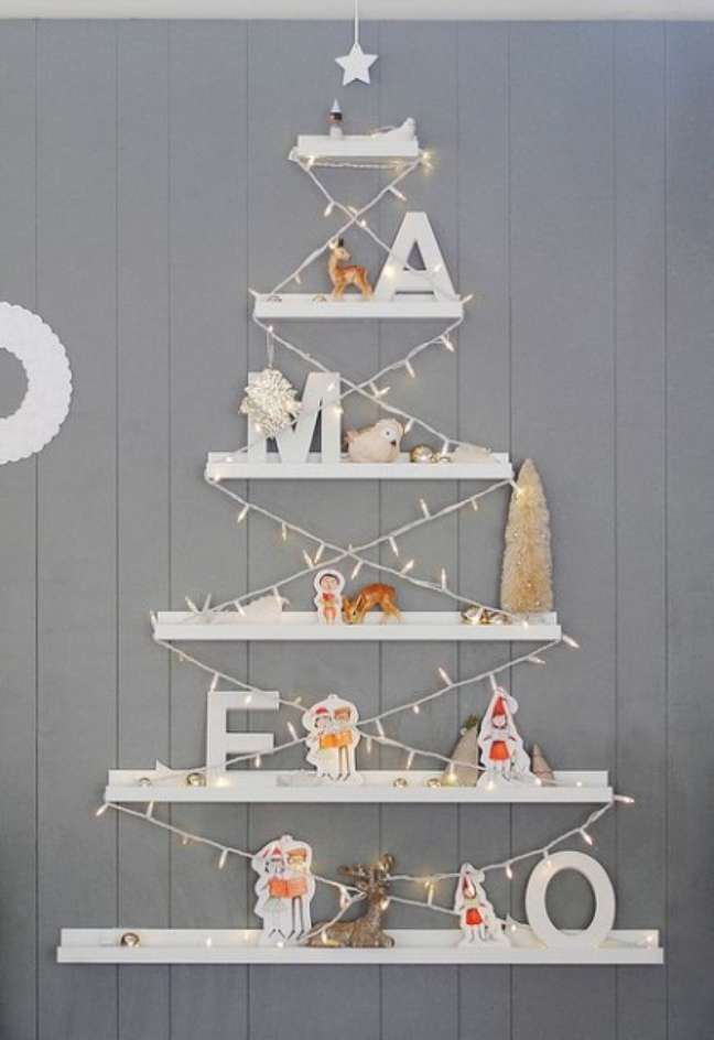If you have shelves lined up at home, take the opportunity to fill the space between them with lights and decorations and create a super different and easy to make Christmas tree. If you have shelves lined up at home, take the opportunity to fill the space between them with lights and decorations and create a super different and easy to make Christmas tree.