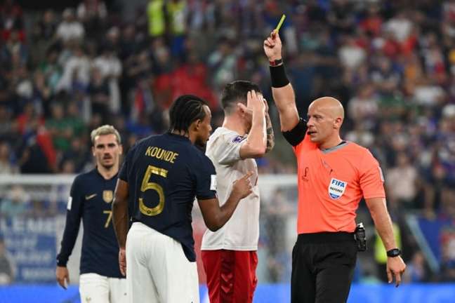 Szymon Marciniak arbitró el partido entre Francia y Dinamarca (NATALIA KOLESNIKOVA / AFP)