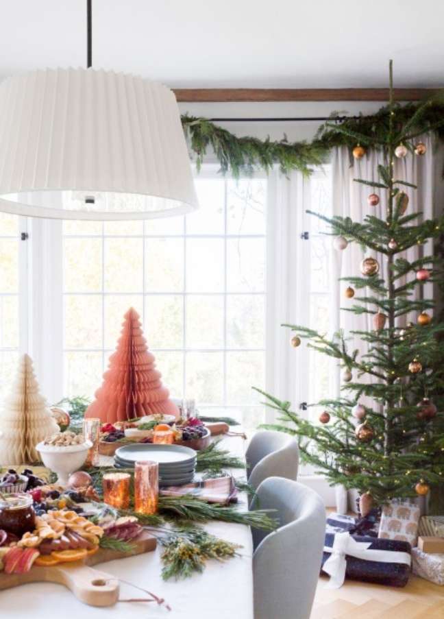 305 / 5000Translation ResultsOne Christmas tree is never enough, so how about distributing mini paper versions around the house? 305 / 5000Translation ResultsOne Christmas tree is never enough, so how about distributing mini paper versions around the house?