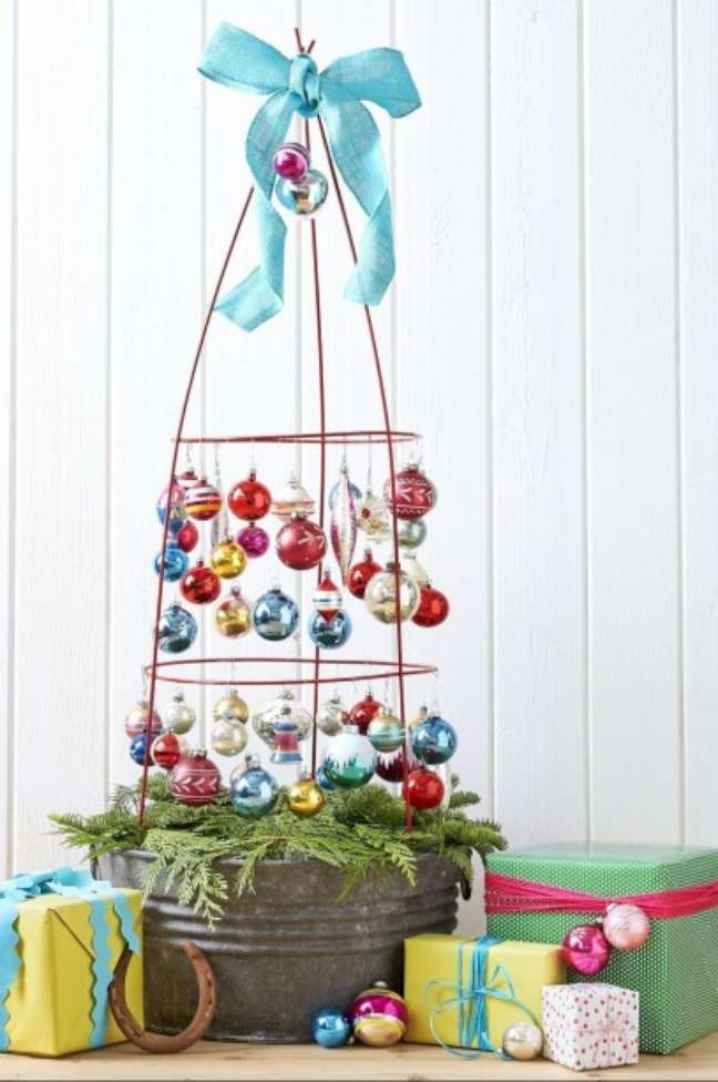 A tomato string and some Christmas ornaments are all you need to make this deconstructed Christmas tree. Liked? A tomato string and some Christmas ornaments are all you need to make this deconstructed Christmas tree. Liked?