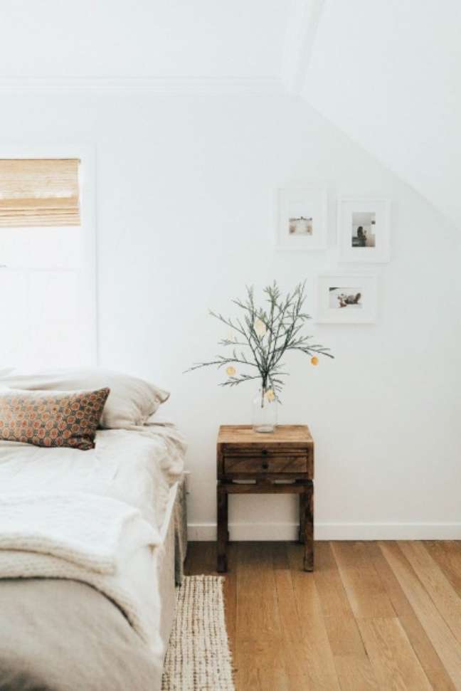 This is for those who love minimalism and could very well work in any room of the house. Simply arrange a handful of pine branches in a small vase or bottle and use paper clips to hang dried orange slices from the branches. It's seasonal but subtle (and smells amazing). This is for those who love minimalism and could very well work in any room of the house. Simply arrange a handful of pine branches in a small vase or bottle and use paper clips to hang dried orange slices from the branches. It's seasonal but subtle (and smells amazing).