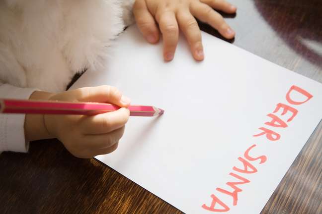 Little girl with leukemia asks Santa Claus to regrow her hair