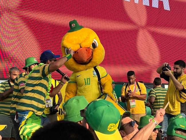 O destaque da tarde ficou pela presen&ccedil;a do Canarinho Pistola, mascote da oficial da Sele&ccedil;&atilde;o, que foi muito requisitado para fotos