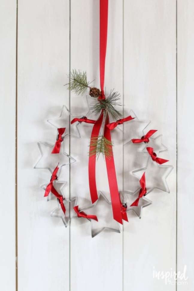 Do you know cookie cutters? How about tying them together for a creative wreath? Do you know cookie cutters? How about tying them together for a creative wreath?