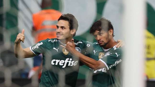 Raphael Veiga relembra momentos com o Scarpa no Palmeiras e destaca: 'Me ensinou a pensar fora da bolha'