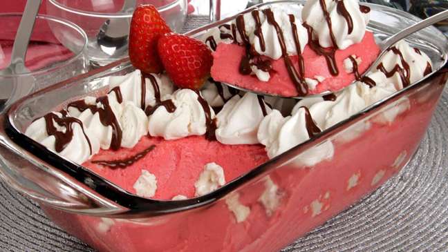 Strawberry mousse with sigh: beautiful, quick and yielding dessert
