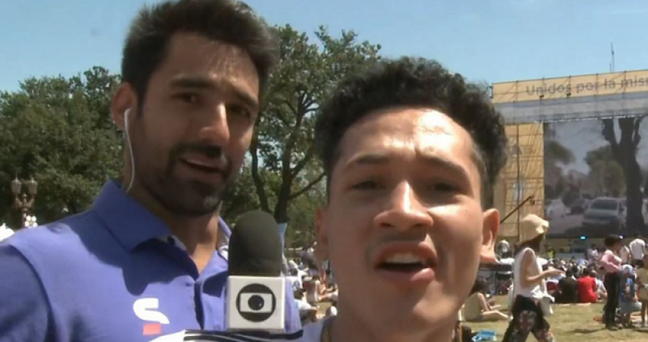 Un reportero de Globo es sorprendido por un hincha argentino (Foto: Reproducción/TV Globo)