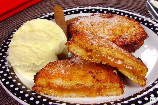 French toast filled with wine – Photo: Guia da Cozinha French toast filled with wine – Photo: Guia da Cozinha