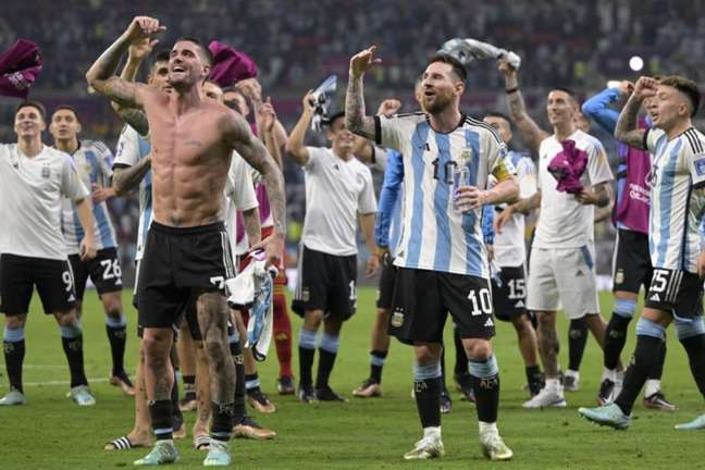 Jugadores argentinos celebran la clasificación a cuartos de final de la Copa (JUAN MABROMATA / AFP)