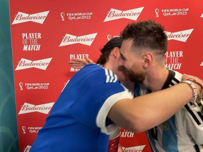 Messi y Paulo Londra se abrazan durante la entrega de premios al Hombre del Partido (Reproducción/Instagram)