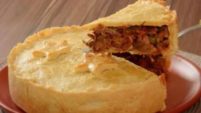Crazy meat pie: creamy recipe for Monday dinner