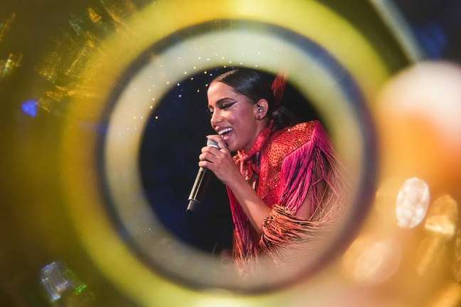 Epstein-Barr virus, contracted from Anitta: transmission occurs beyond the kiss;  comprehend