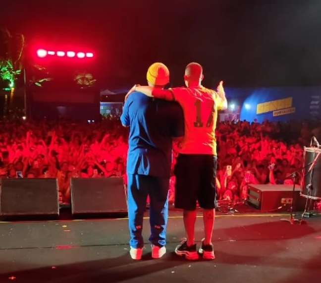 Thiago Galhardo sings, dances and is mocked for “taking him out” at Farofa da Gkay