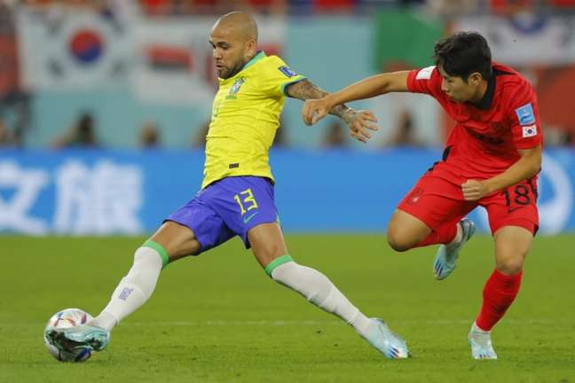 Daniel Alves jugó en los dos partidos de Brasil en este Mundial (ODD ANDERSEN / AFP)