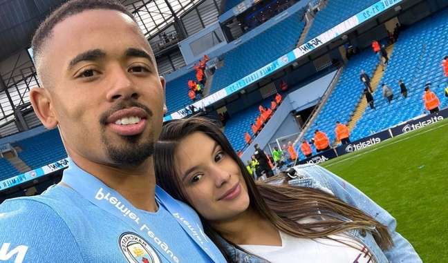 Gabriel Jesus undergoes knee surgery and receives homage from his girlfriend.