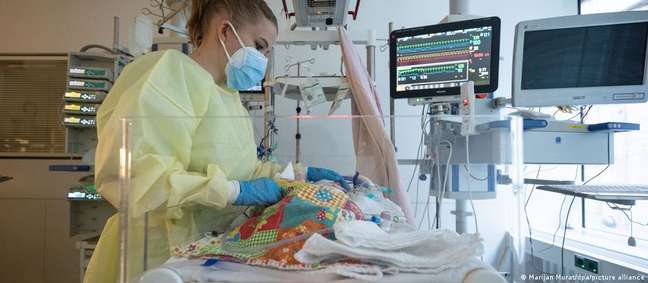 Intensivpfleger in einem Krankenhaus in Stuttgart: Das Kind wird beatmet, weil es mit RSV infiziert ist Intensivpfleger in einem Krankenhaus in Stuttgart: Das Kind wird beatmet, weil es mit RSV infiziert ist