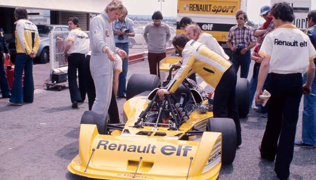 Jean Pierre Jabouille (izquierda) en una de las muchas pruebas con el RS01