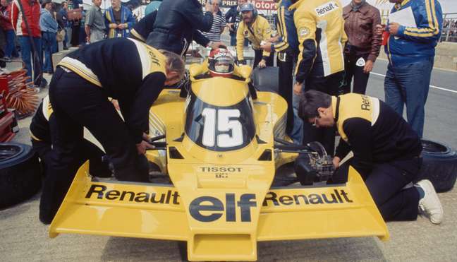 Jabouille se prepara para salir a la pista en Silverstone