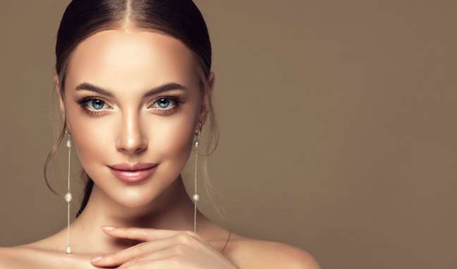 Do you want to shine at the end of the year parties?  The expert gives advice on how to choose the ideal jewel.  Watch!