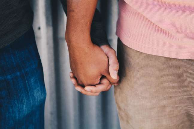 Relacionamento a dois pode ser afetado por necessidade de informa&ccedil;&otilde;es a todo instante
