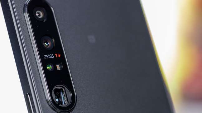Can Sony Xperia 1 IV replace a mirrorless camera?